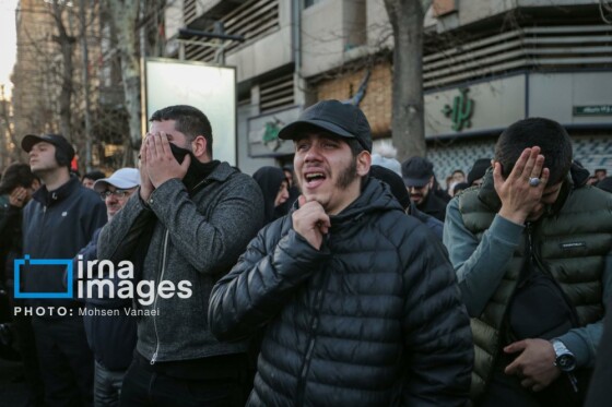 سوگواری در میدان انقلاب