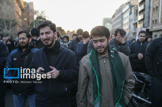 سوگواری در میدان انقلاب