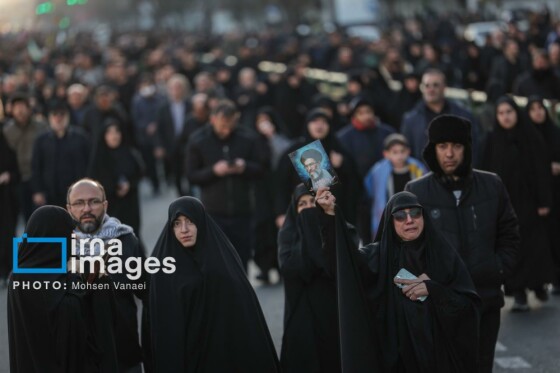 سوگواری در میدان انقلاب