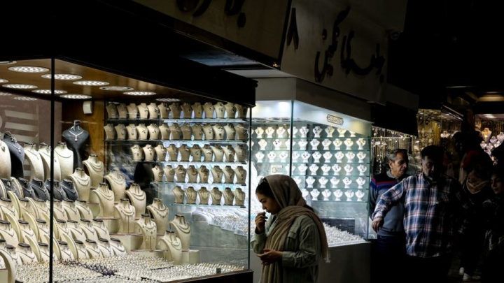 کاهش قیمت طلا در بازار داخلی / مردم در شرایط التهاب از ورود به بازار خودداری کنند