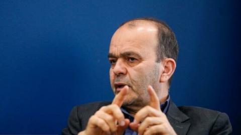 نصیرپور: جدا کردن صف رئیس‌جمهور از رزمندگان، خیانت است