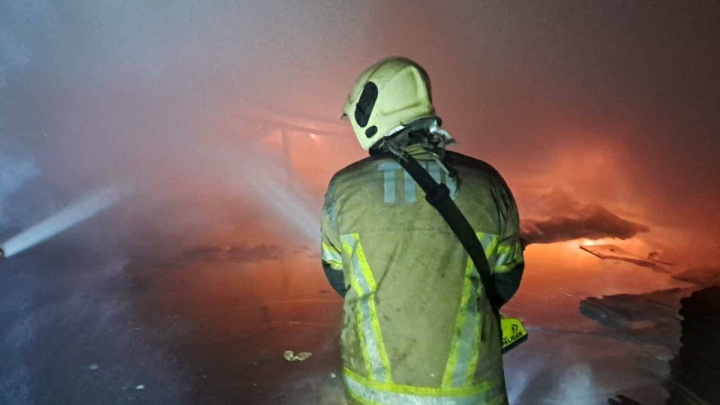 انفجار انبار نفت البرز تحت کنترل است/ آتش سوزی تا ساعتی دیگر خاموش می‌شود