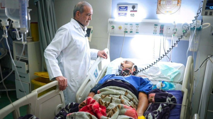 بازدید رئیس‌جمهور از مجروحان جنایات جنگی دشمن در یکی از بیمارستان‌ها