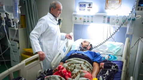 بازدید رئیس‌جمهور از مجروحان جنایات جنگی دشمن در یکی از بیمارستان‌ها