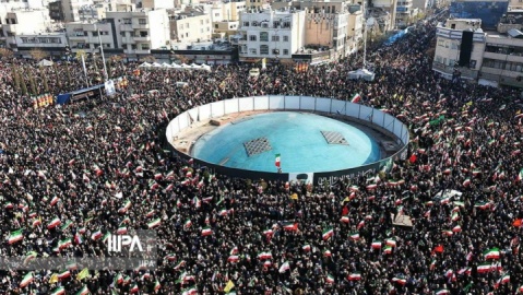 گزارش تصویری/ بیعت مردم با رهبری در میدان انقلاب تهران