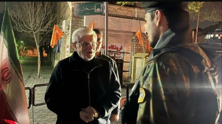 بازدید شبانه عارف از ایستگاه‌های بازرسی فراجا در تهران