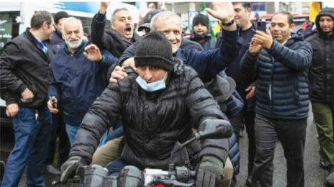 نه زمین گلف نه پناهگاه؛ کنار مـردم در میـدان