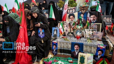 گزارش تصویری/ لحظه تحویل سال ۱۴۰۵ در میدان انقلاب