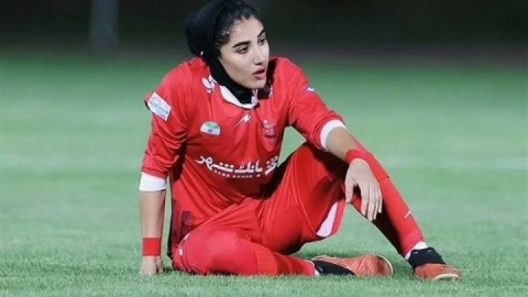 بازیکن تیم فوتبال بانوان: ایران را نمی‌فروشم/ کنار مردم می‌مانم
