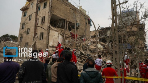 تجمع در محل‌های بمباران شده مانع امدادرسانی موثر و نجات از زیرآوارها می‌شود