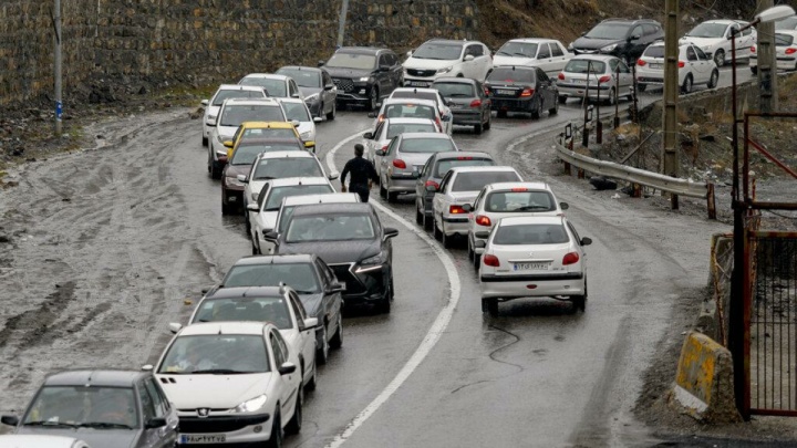 تردد روان در محورهای شمالی/ بارش باران و مه‌گرفتگی در جاده‌های ۲۱ استان کشور