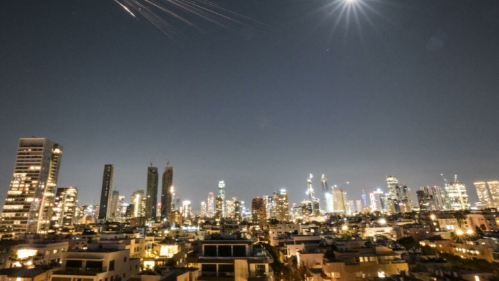 گاردین: گنبد آهنین در مقابله با موشک‌های بارشی ایران شکست خورده است