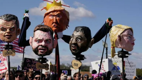 تظاهرات نه به پادشاه آمریکایی‌ها در صدر رسانه‌های جهان + عکس