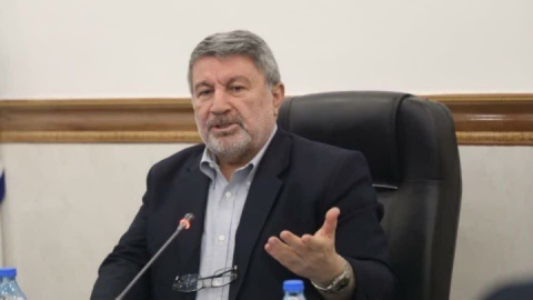 ایران در میدان سیاست و دیپلماسی از عزت و حق خود عقب نخواهد نشست