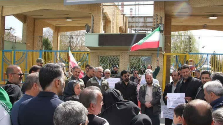 تشکیل زنجیره انسانی جوانان برای صیانت از زیرساخت‌های ملی