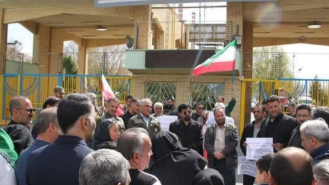 تشکیل زنجیره انسانی جوانان برای صیانت از زیرساخت‌های ملی