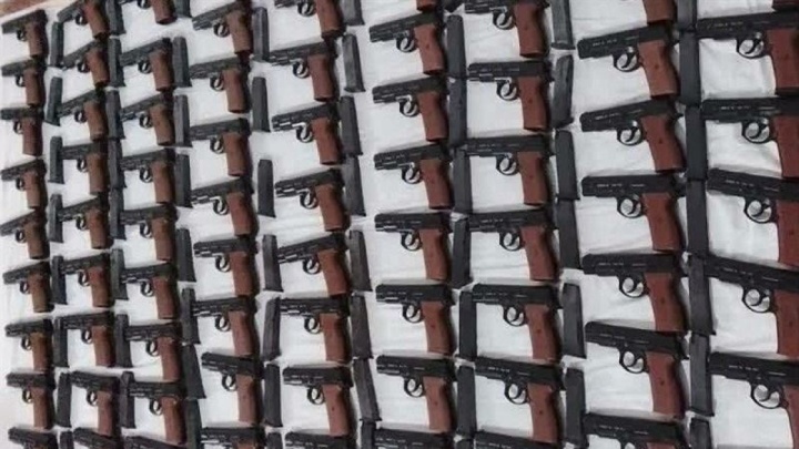 قاچاق سلاح در پوشش کوله بر؛ 130 قبضه کلت کمری کشف شد