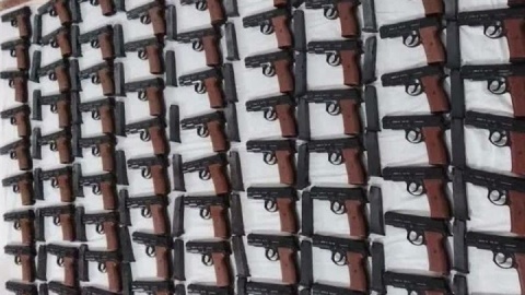 قاچاق سلاح در پوشش کوله بر؛ ۱۳۰ قبضه کلت کمری کشف شد