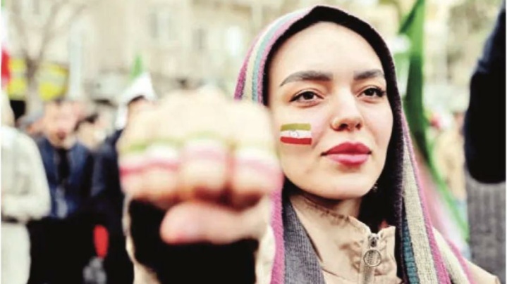 درختی که ریشه در آسمان دارد