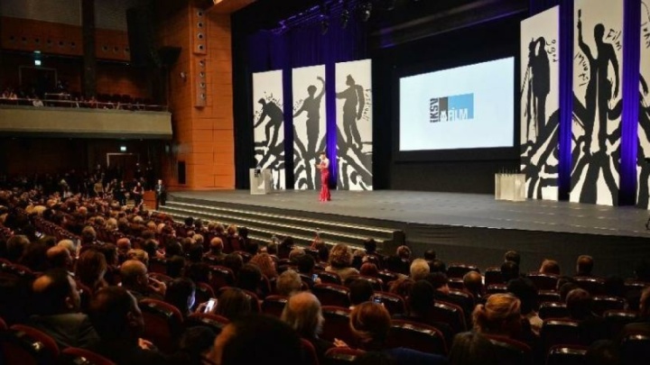 پرده‌هایی در میانه شهر