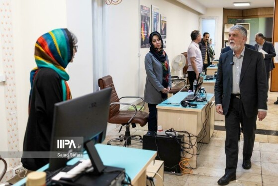 بازدید سید عباس صالحی وزیر فرهنگ و ارشاد از روزنامه ایران