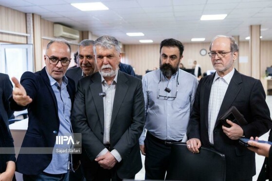 بازدید سید عباس صالحی وزیر فرهنگ و ارشاد از روزنامه ایران