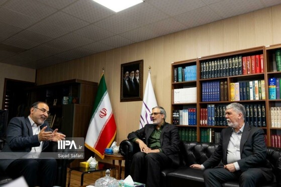 بازدید سید عباس صالحی وزیر فرهنگ و ارشاد از روزنامه ایران