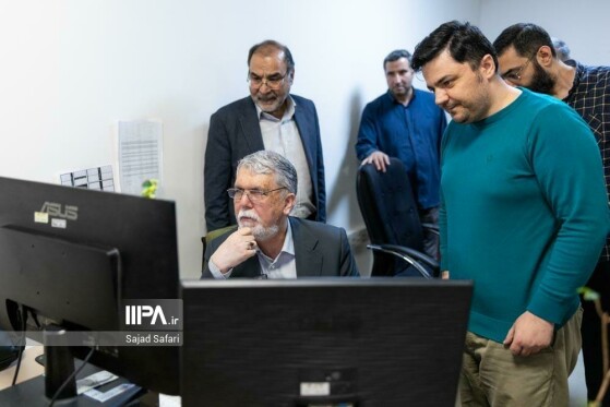 بازدید سید عباس صالحی وزیر فرهنگ و ارشاد از روزنامه ایران