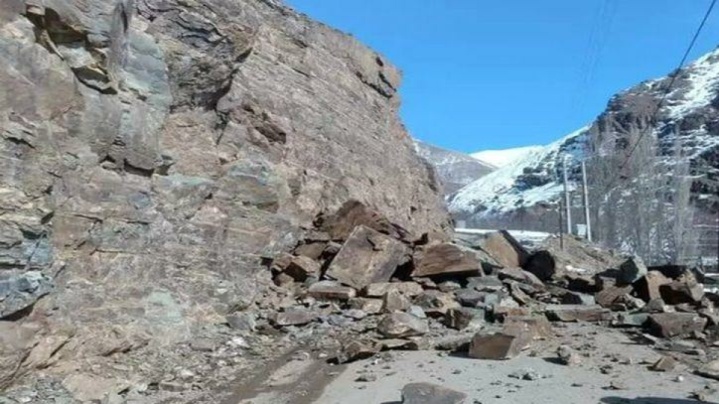 خطری پا به پای جاده می‌دود