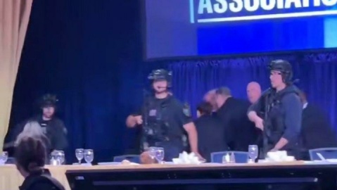 فیلم/ لحظه تیرانداز در آمریکا و خروج ترامپ از ضیافت شام خبرنگاران