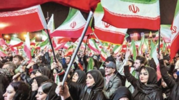 انقلاب پرچم / روایت یک بیداری و همدلی ملی و مردمی طیف‌های مختلف جامعه