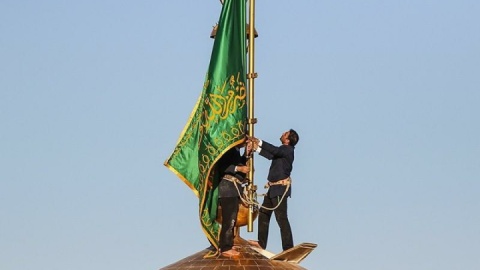 فیلم/ تعویض پرچم حرم رضوی در صبح میلاد ثامن الحجج(ع)