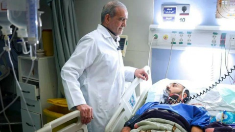 فیلم/ تصاویر دیده‌نشده از ورود بدون محافظ رئیس‌جمهور به اورژانس استان تهران در اوج تهدیدات جنگ
