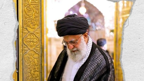 تصاویر غزل رهبر شهید روی در طلایی حرم مطهر رضوی