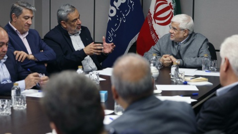 عارف : صنعت نفت در دوران جنگ درخشان ظاهر شد / آرامش اقتصادی مرهون تلاش کارکنان نفت است