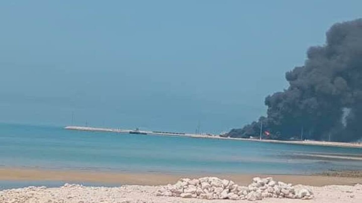 آتش‌سوزی در اسکله بندر دیر؛ 4 لنج تجاری طعمه حریق شدند