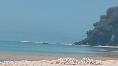 آتش‌سوزی در اسکله بندر دیر؛ ۴ لنج تجاری طعمه حریق شدند