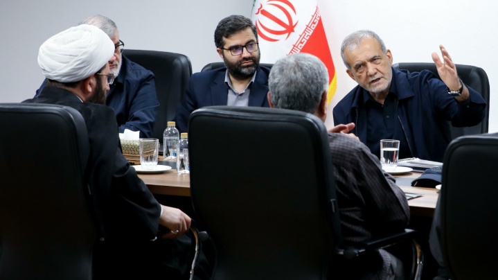 پزشکیان: دستاوردهای نیروهای مسلح در میدان نظامی با صرفه‌جویی در میدان اقتصادی تکمیل شود