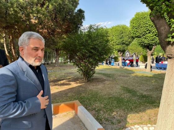 محسن اسماعیلی، معاون پارلمانی و راهبردی رئیسجمهور، در مراسم ترحیم والده پیرحسین کولیوند