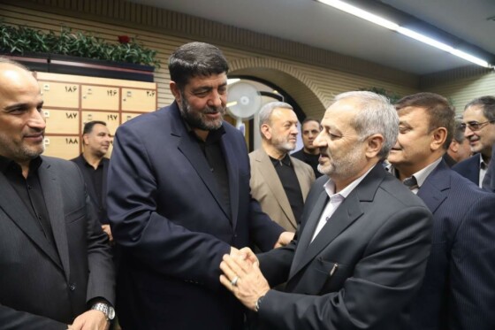 علیرضا کاظمی، وزیر آموزش و پرورش در مراسم ترحیم والده پیرحسین کولیوند، رئیس جمعیت هلال احم