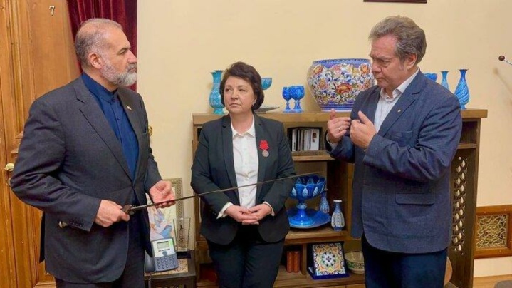 اهدای شمشیر به سفیر ایران برای پاسداشت مقاومت ملت ایران