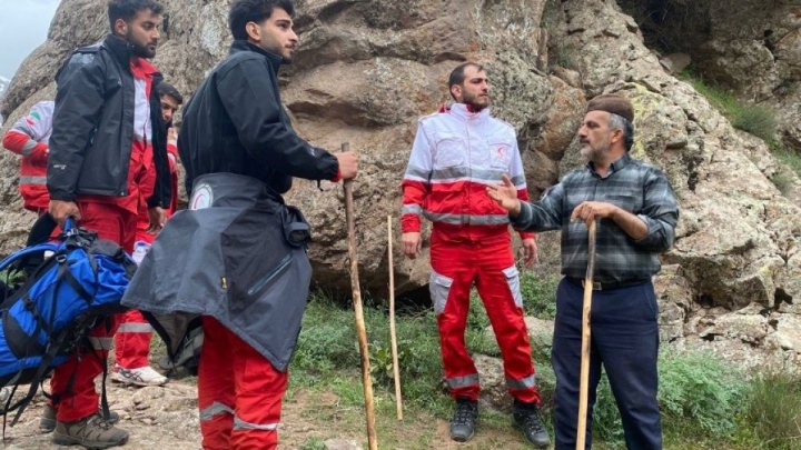 نجات ۳۳ کوهنورد گرفتار در دره خوردلان با تلاش تیم‌های امدادی هلال‌احمر