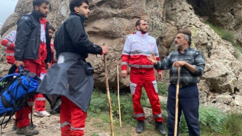 نجات ۳۳ کوهنورد گرفتار در دره خوردلان با تلاش تیمهای امدادی هلالاحمر