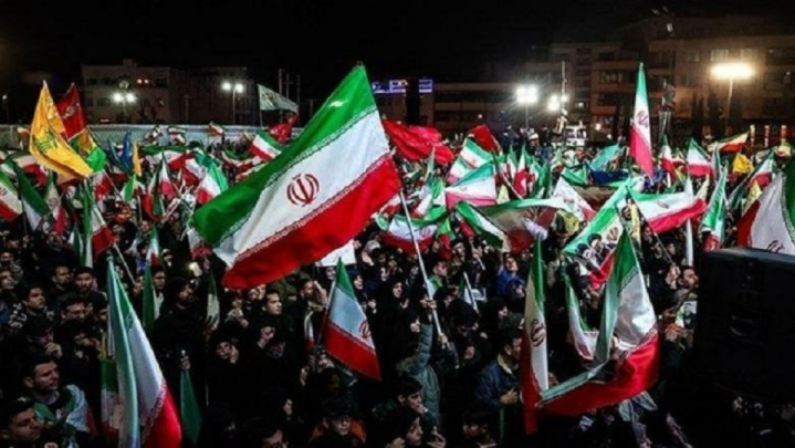 پرچم ایران؛ از نظریه نمادهای ملی تا همبستگی در شب‌های ایران
