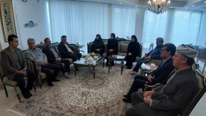 دیدار رئیس سازمان حفاظت محیط زیست با خانواده شهید «بهرام قصری» از شهدای جنگ رمضان