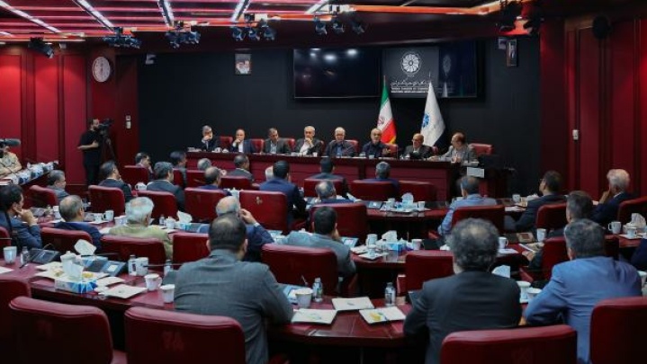 حل مشکلات ارزی، بانکی و گمرکی فعالان اقتصادی در دستور کار است / میدان اصلی تقابل امروز، جنگ اقتصادی و تاب‌آوری معیشتی کشور است