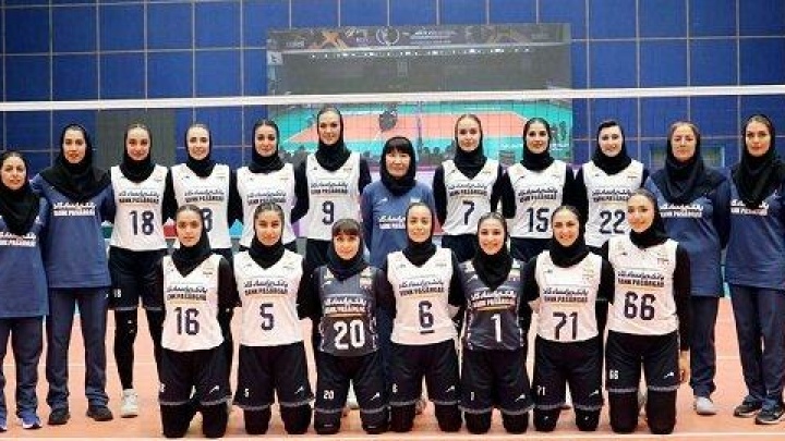سلام نظامی دختران والیبالیست ایران هنگام پخش سرود