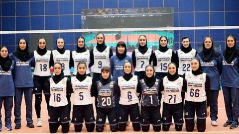 سلام نظامی دختران والیبالیست ایران هنگام پخش سرود