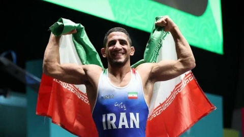 فیلم / لحظه اهدای مدال طلا رحمان عموزاد