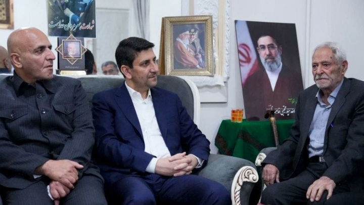 تجلیل وزیر ارتباطات از خانواده شهیدان موسوی و خطیب